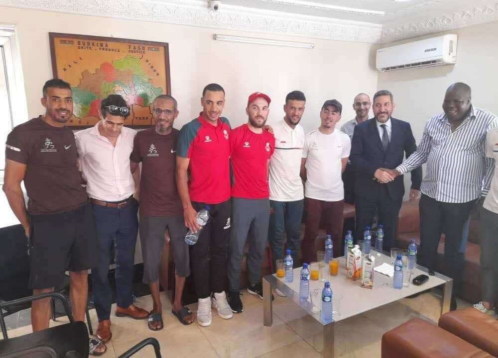 Tour du Faso 2024: L’ambassadeur du Maroc au Burkina visite les cyclistes marocains